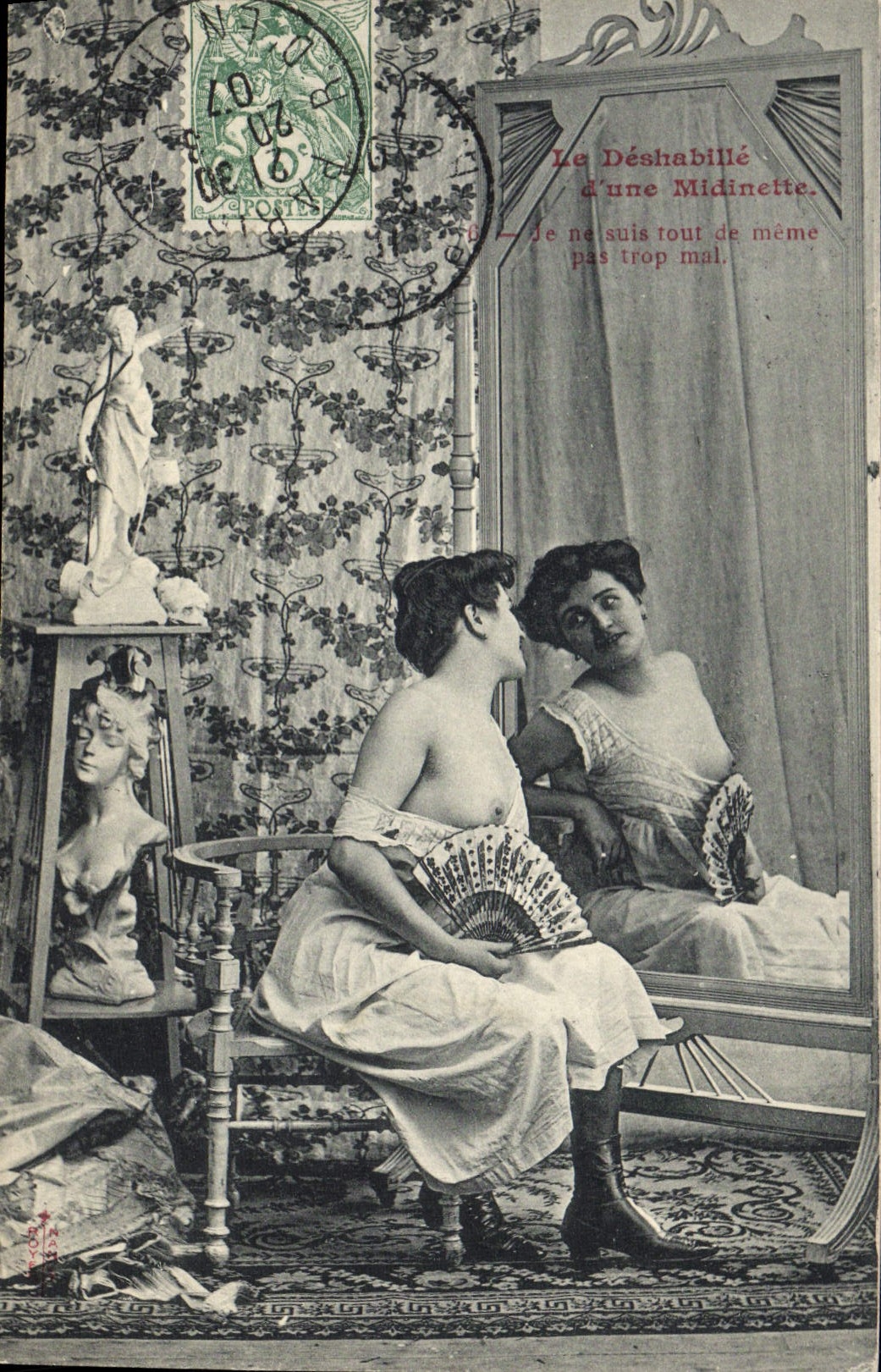 Une femme devant un miroir — Le Déshabillé d'une Midinette — éditeur non visible