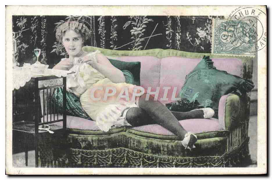 Femme en robe légère sur canapé — décor floral — D. & C. Berlin, série 2326