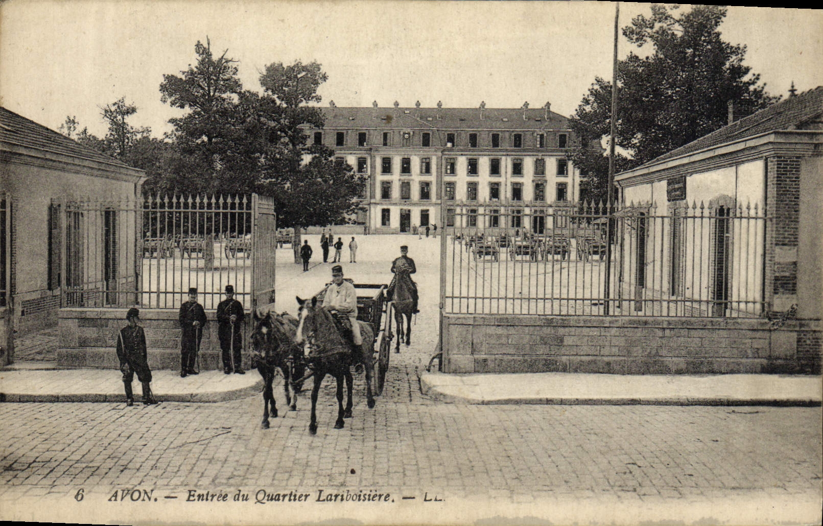 CPA Militaria Caserne Avon Entree du quartier Lariboisiere