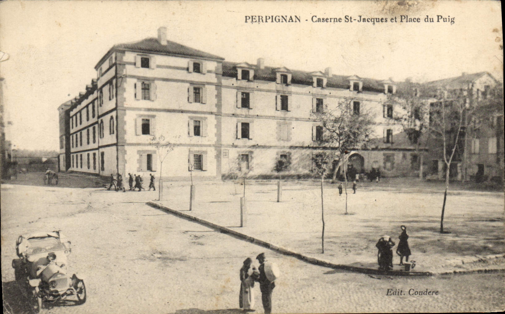 CPA Militaria Caserne Perpignan Caserne St Jacques et place du Puig 