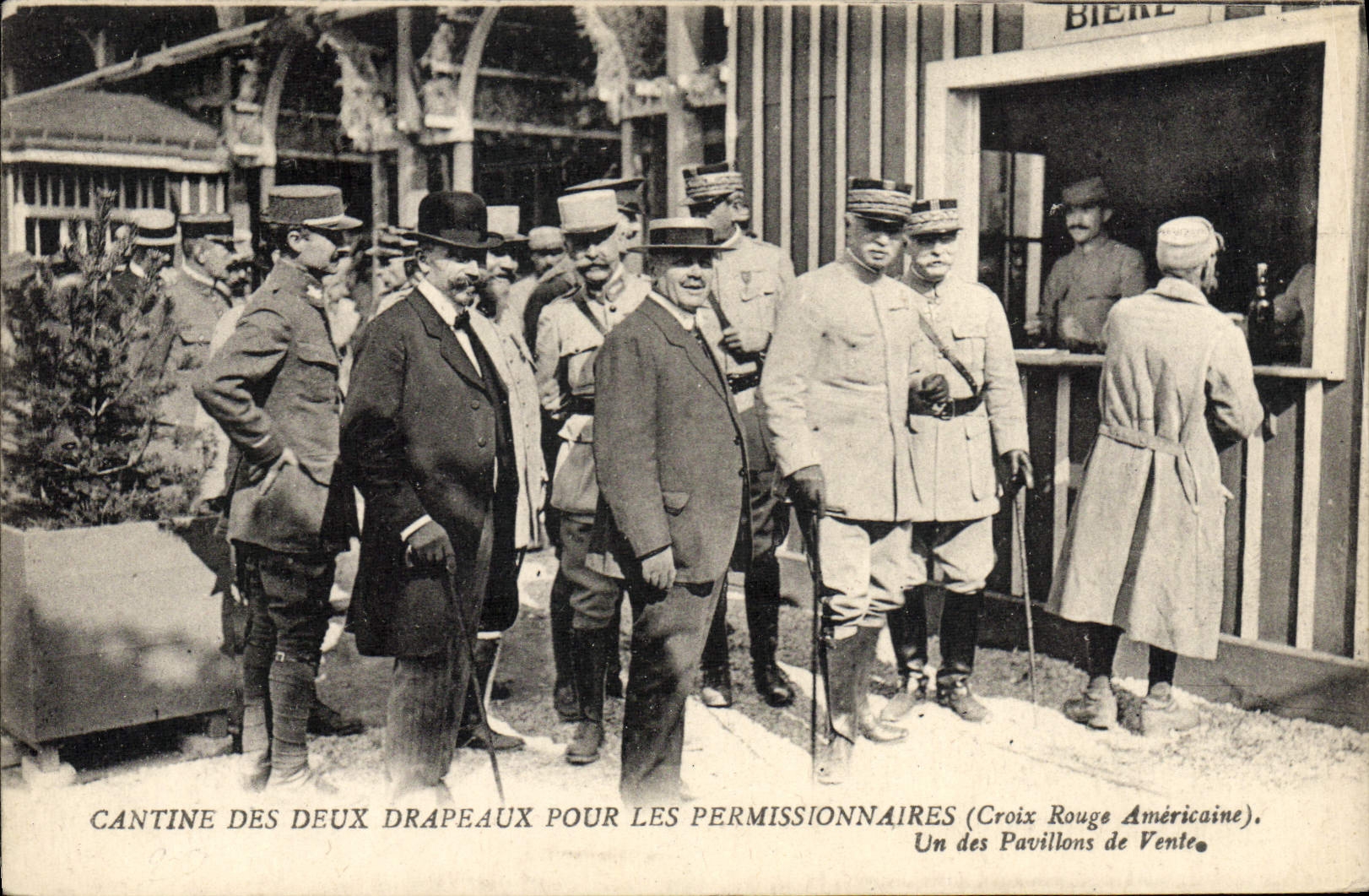 Cantine des deux drapeaux pour les permissionnaires (Croix Rouge Américaine) — Un des Pavillons de Vente — éditeur non visible