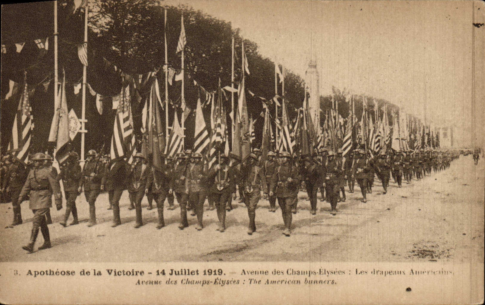 CPA Militaria Apotheose de la victoire 14 juillet 1919 Avenue des Champs Elysees