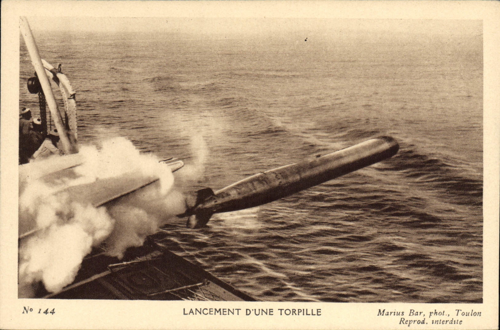 CPA Bateau Guerre Lancement d'une torpille 