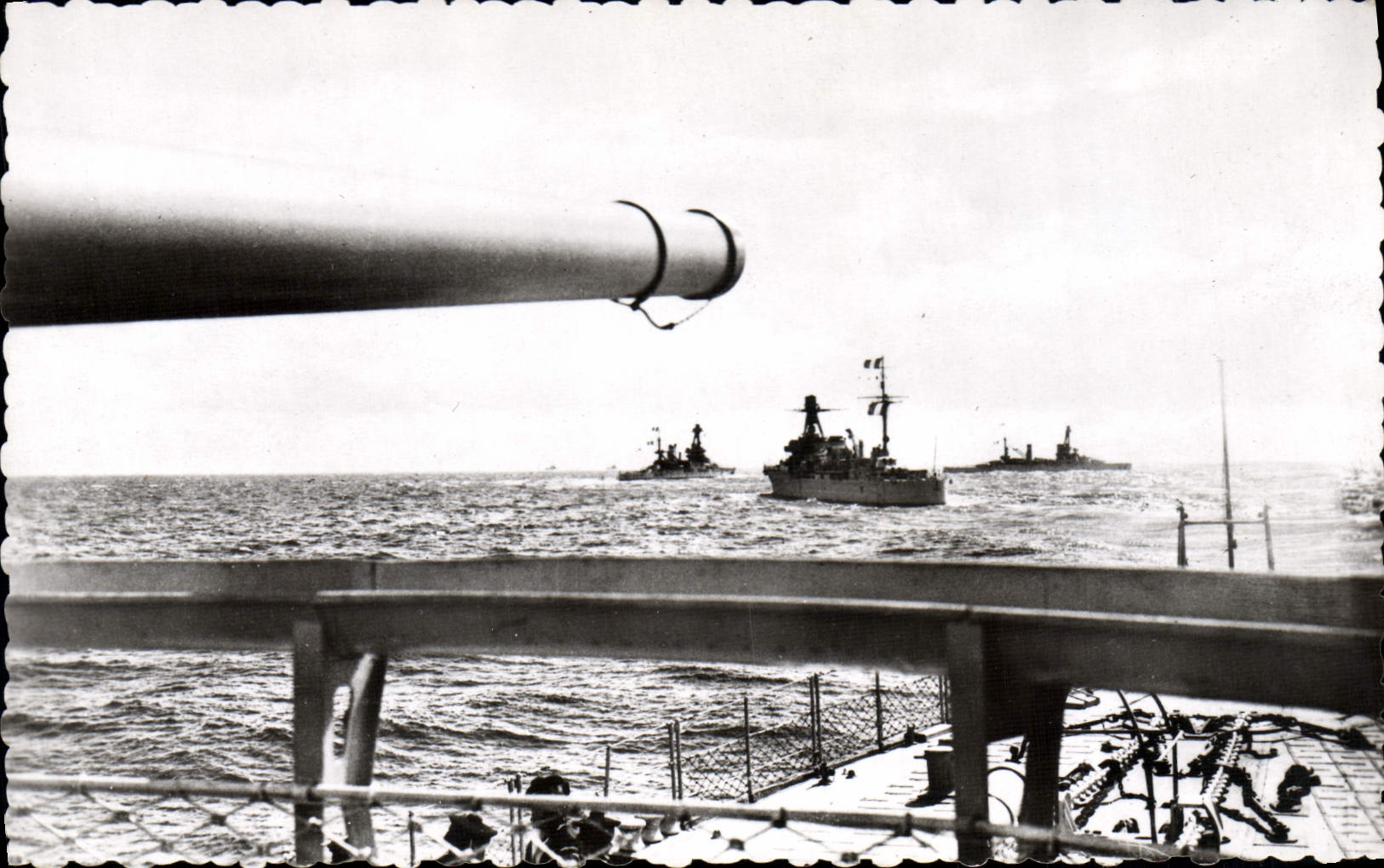 CPA Bateau Guerre Marine francaise en patrouille