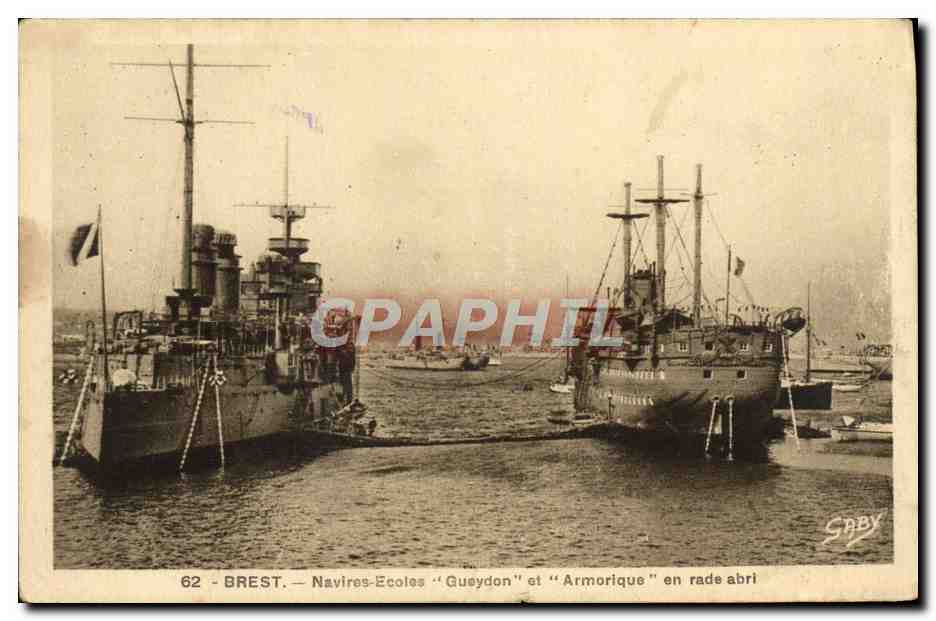CPA Bateau Guerre Brest Navires ecoles Gueydon et Armorique en rade abri 