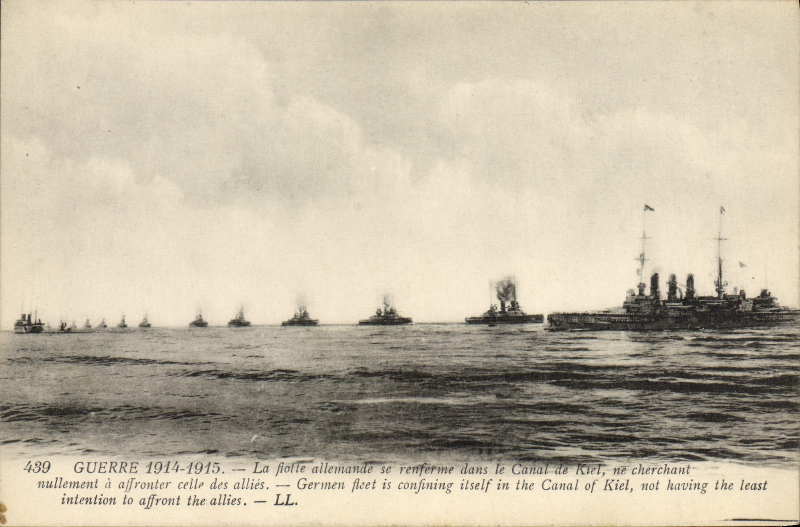 CPA Bateau Guerre La flotte allemande se renferme dans le canal de Kiel 