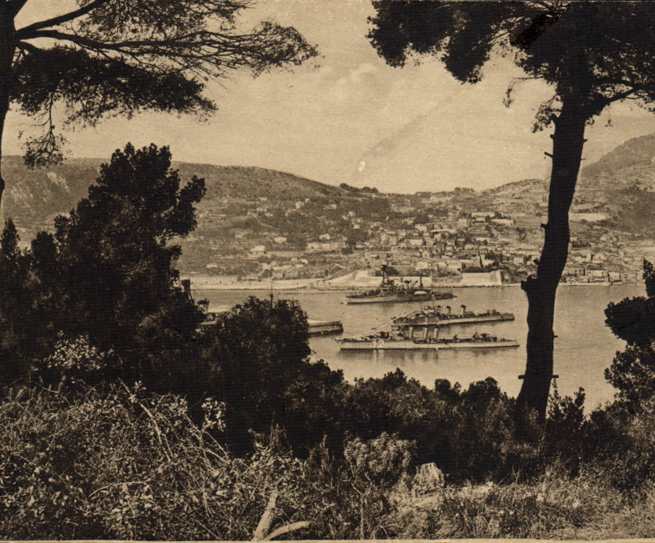 CPA Bateau Guerre Vue sur Villefranche L'escadre Domaine des Cedres Marnier Lapostolle Leopold II