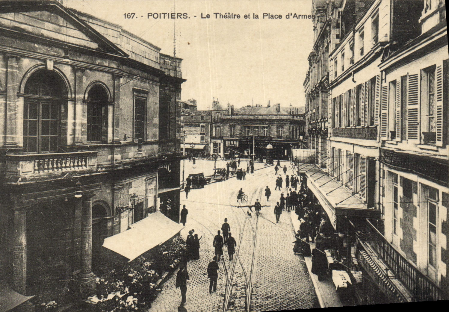 CPA Poitiers Le theatre et la place d'armes