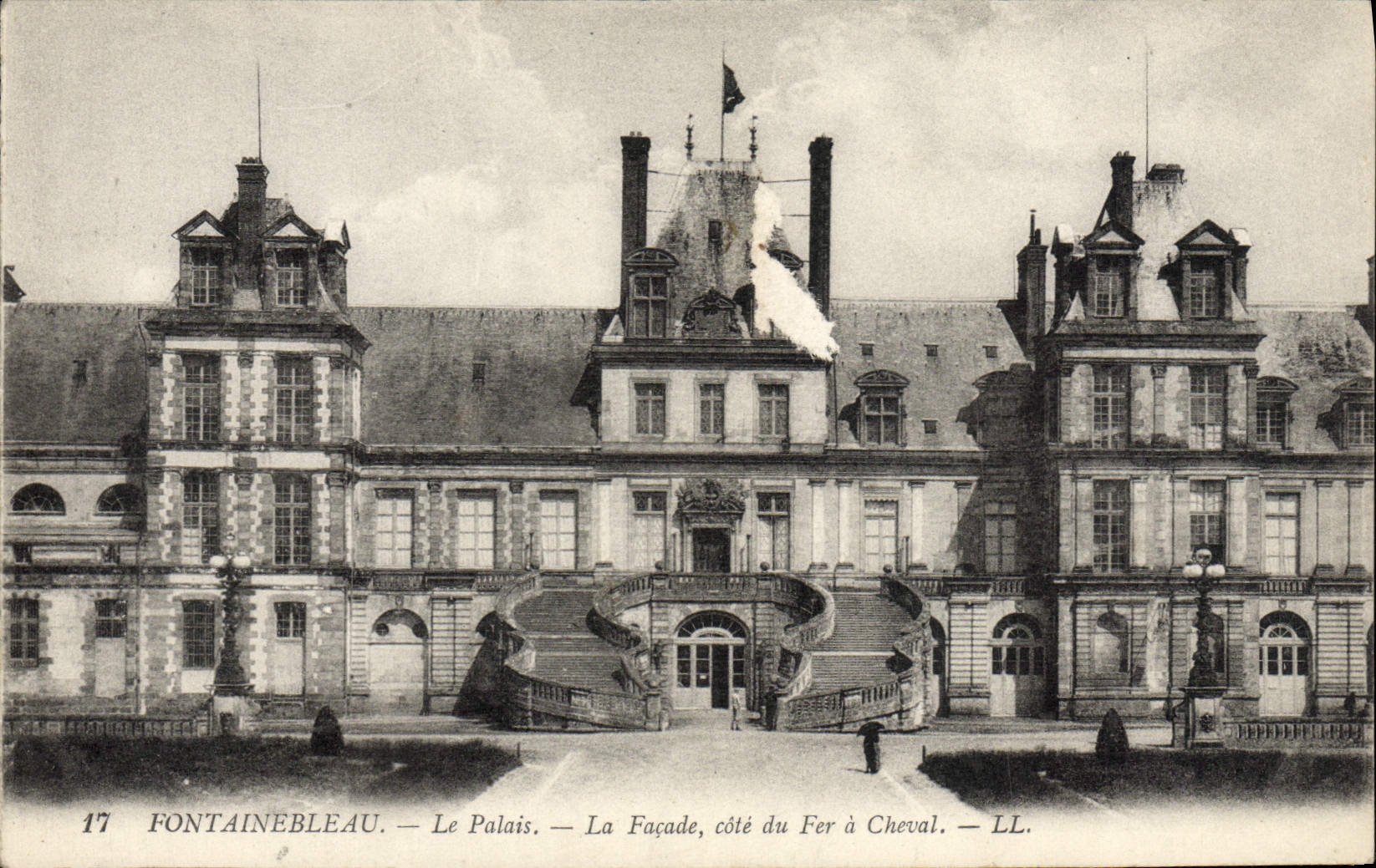Fontainebleau — Il Palazzo — La Facciata, lato del Ferro da Cavallo — LL. — N° 17