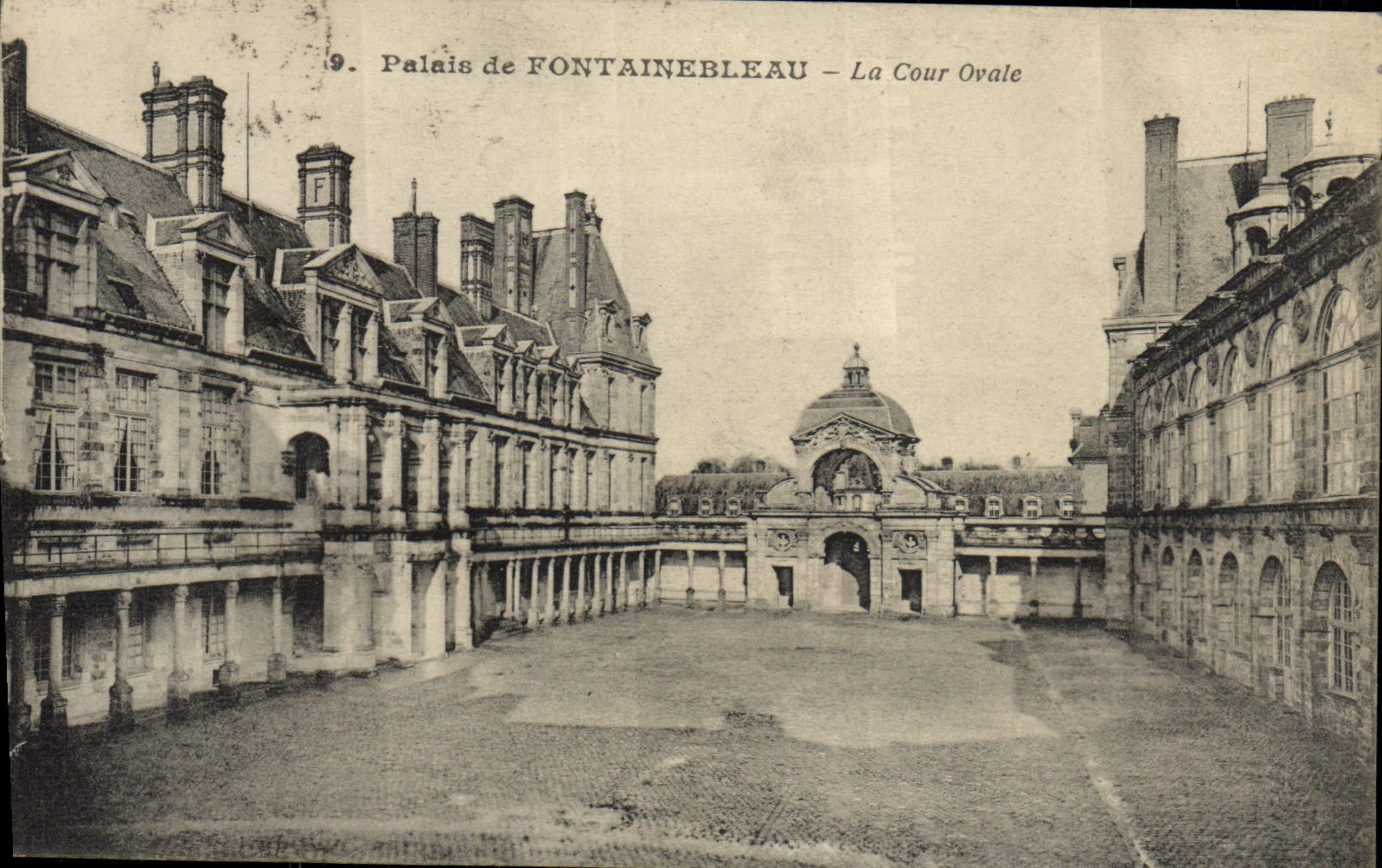 Paleis van FONTAINEBLEAU — La Cour Ovale — Uitgever onbekend, n°9