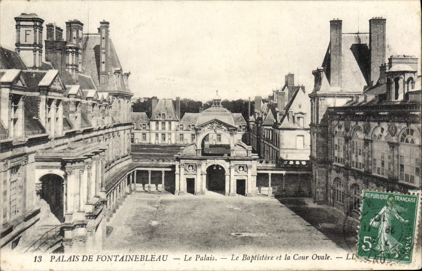 Palais de Fontainebleau — Le Palais, Le Baptistère et la Cour Ovale — LL