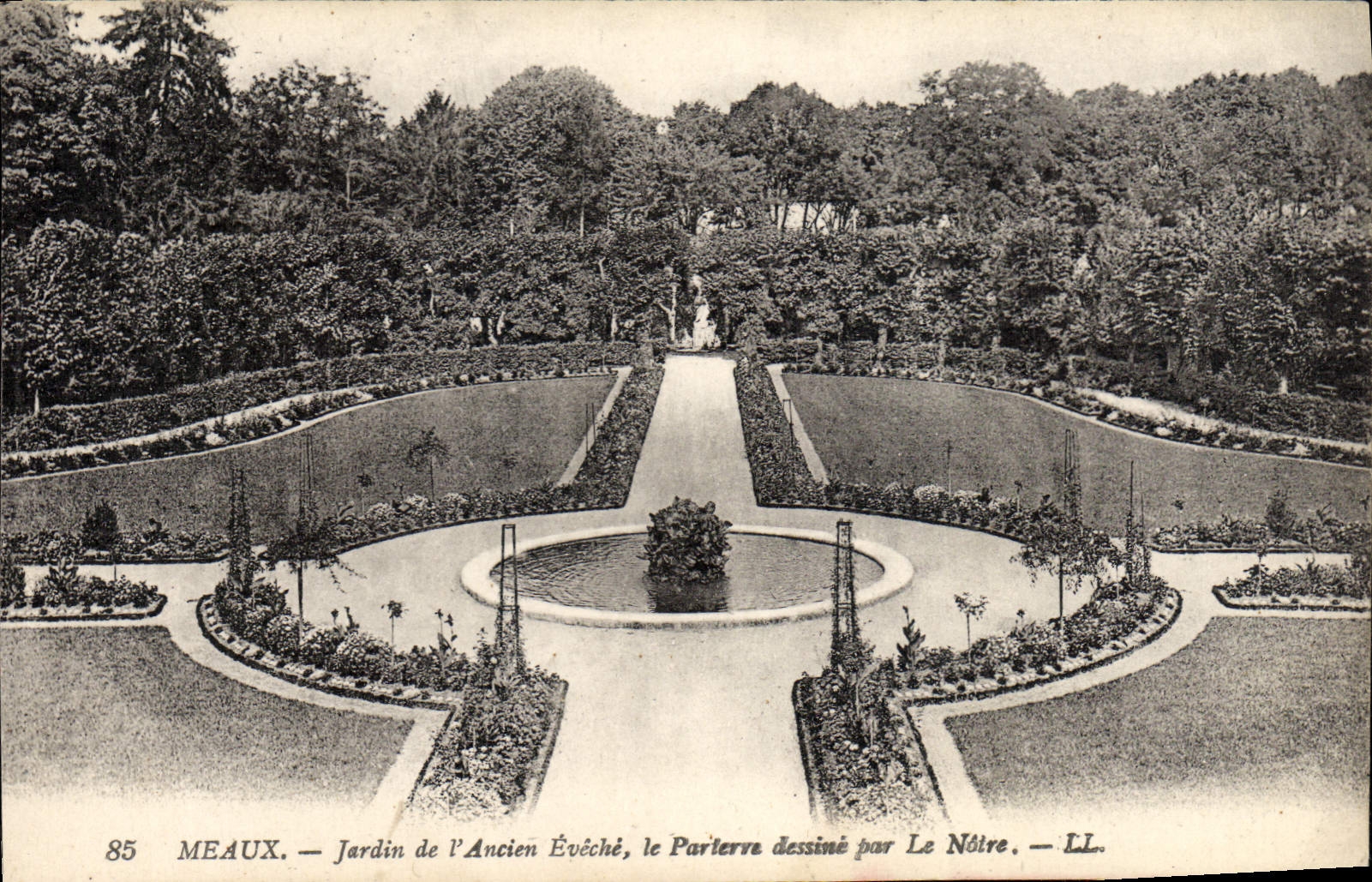 Meaux — Garten des ehemaligen Bischofssitzes, das Parterre entworfen von Le Nôtre — LL. — n°85