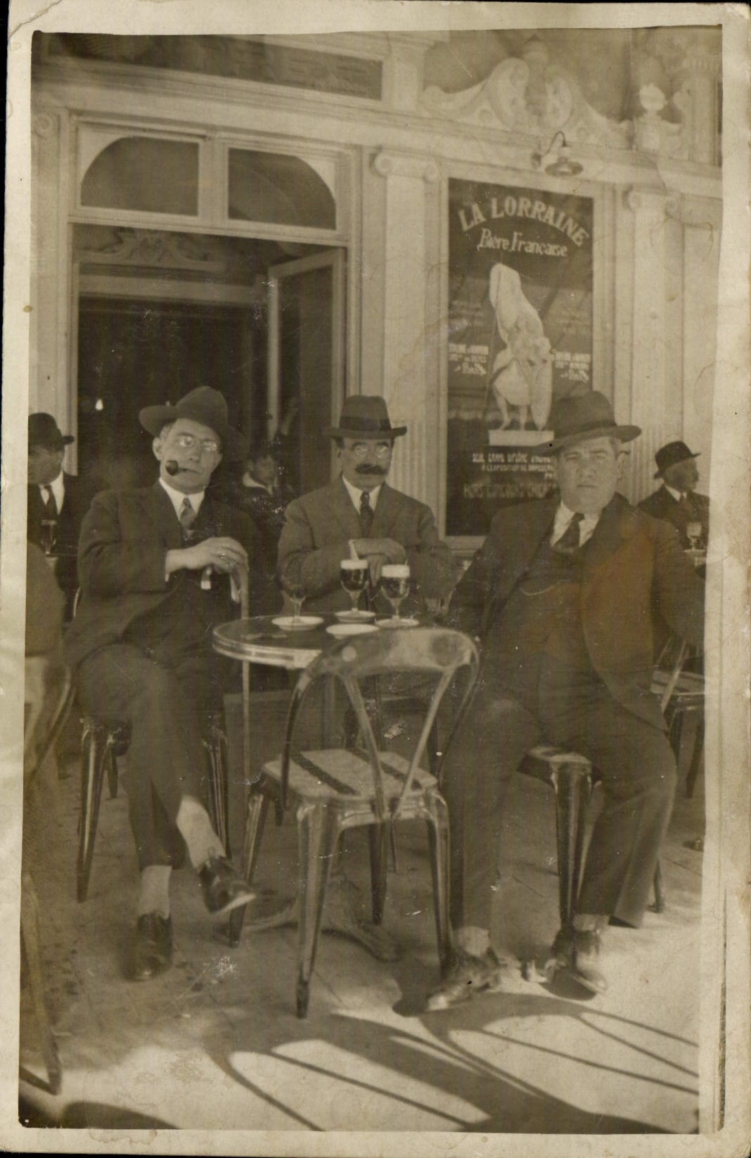 CARTE PHOTO Hommes buvant une biere La Lorraine Biere francaise 