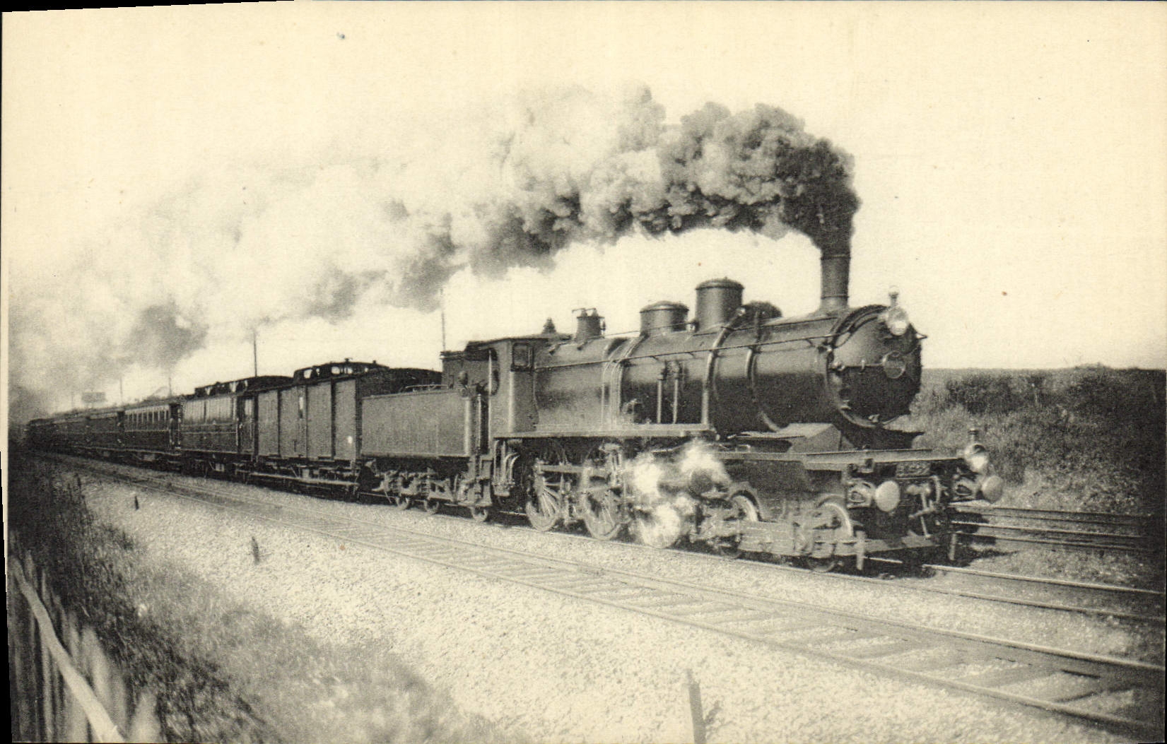 CPA Train Locomotive Reseau du Nord Le rapide Paris Saint Quentin Bruxelles en 1910 Machine Serie 3500