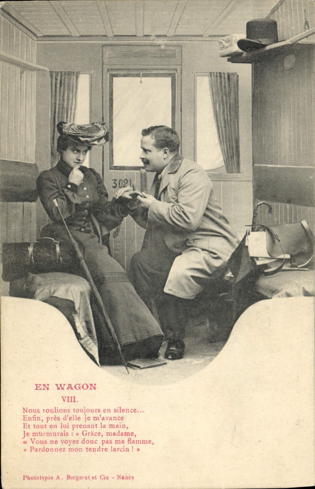 CPA Train Locomotive Femme En wagon