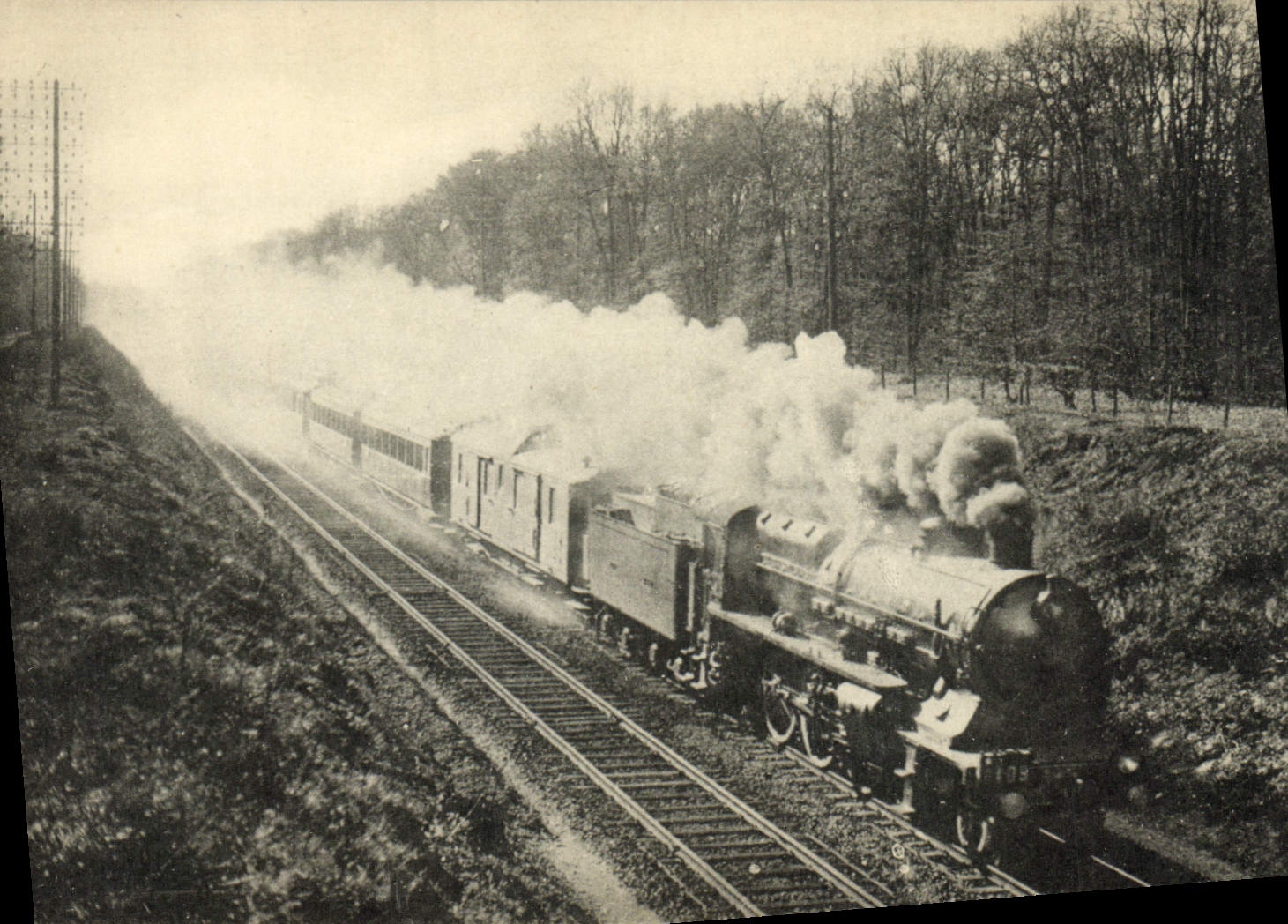 CPA Train Locomotive Region du Nord Le 109 Paris Bruxelles Amsterdam Foret de Chantilly 