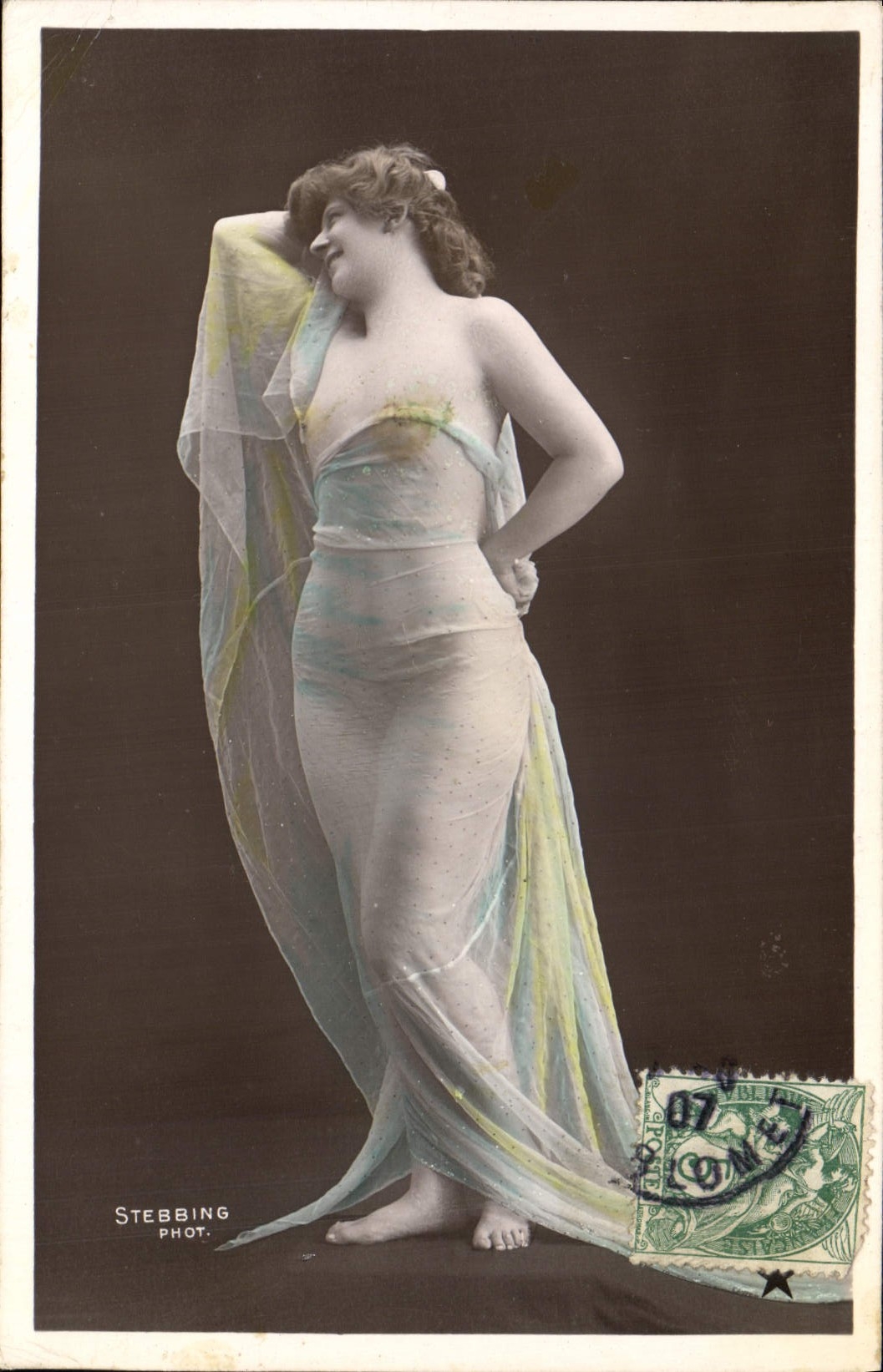 Mujer en vestido transparente — pose de bailarina — Stebbing Phot.