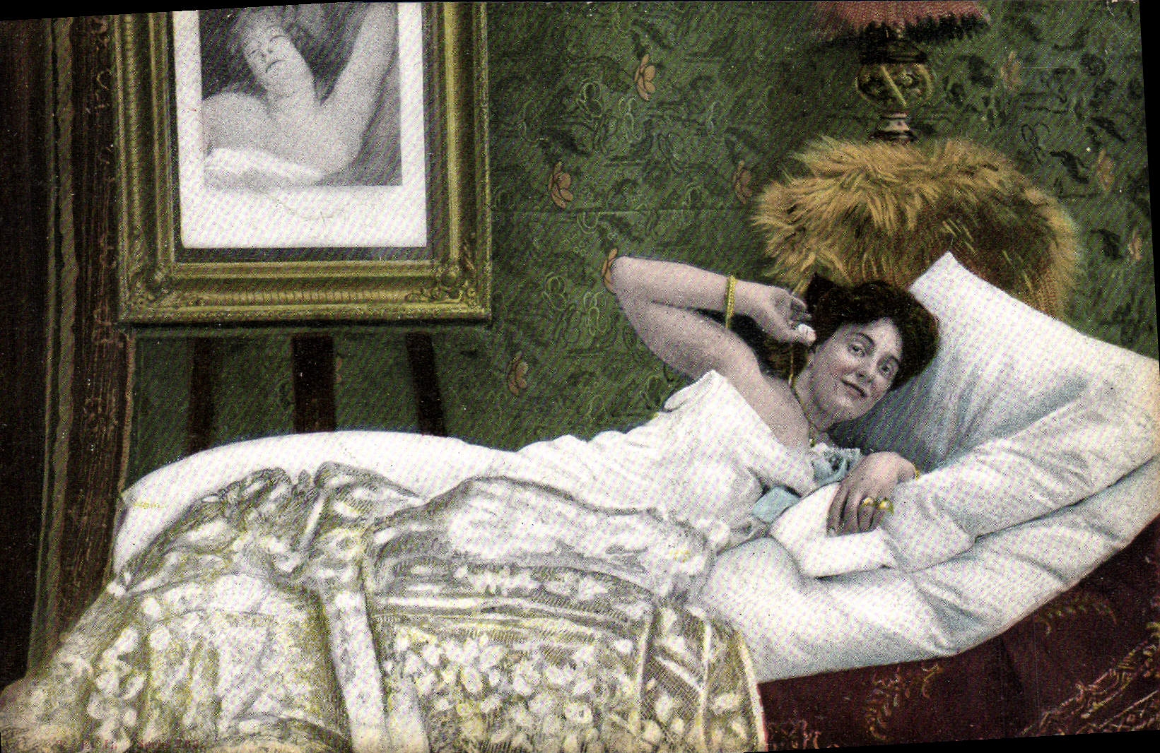 Femme allongée dans un lit — scène intime — éditeur non identifié