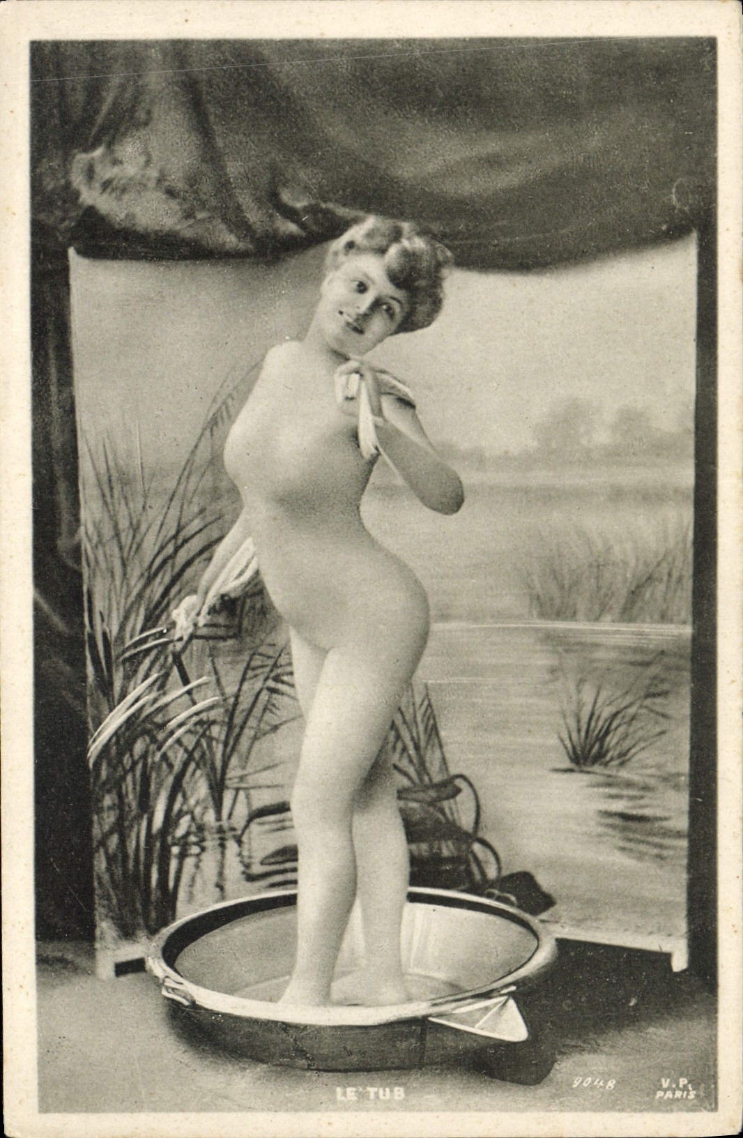Femme nue dans un bain — scène de cabaret — V.P. Paris, n° 9048