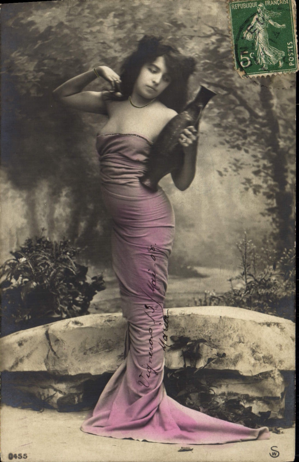 Femme en robe rose tenant un vase — Vignano — éditeur S.W. n° 0455