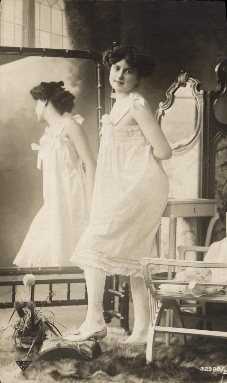 Jeune femme en robe de nuit — studio — éditeur Lano n°32908/2