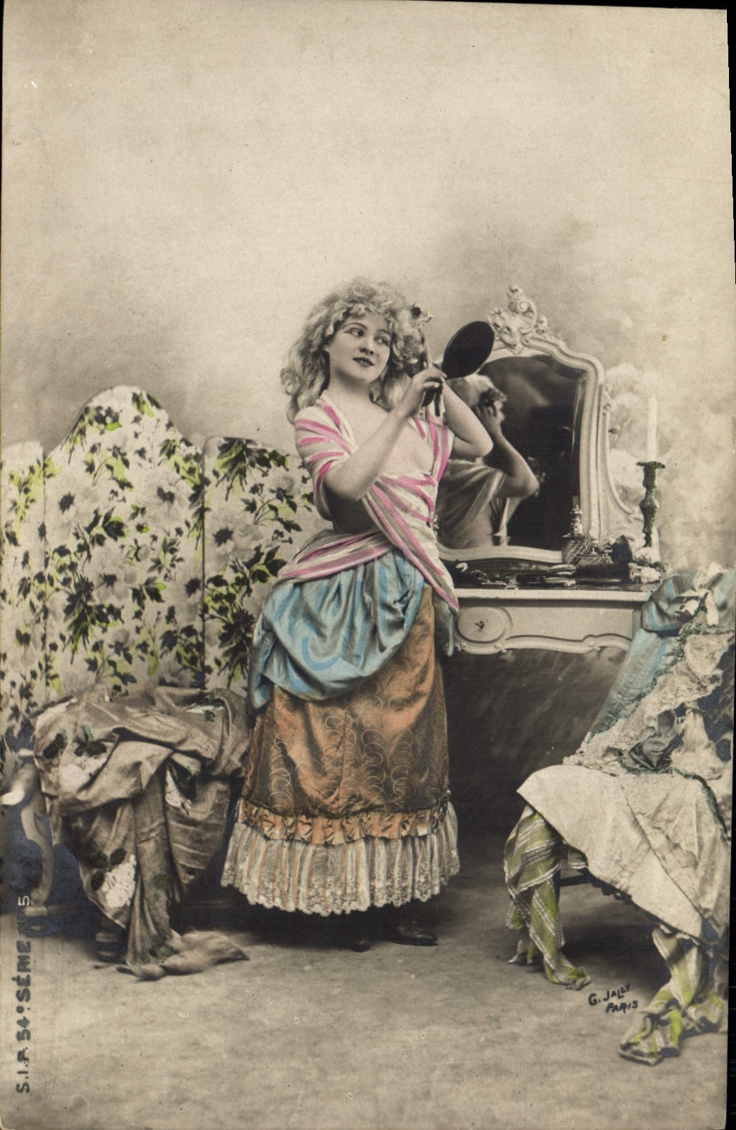 Jeune femme se coiffant devant un miroir — G. JALY, Paris — S.I.R. SÉMÉNE