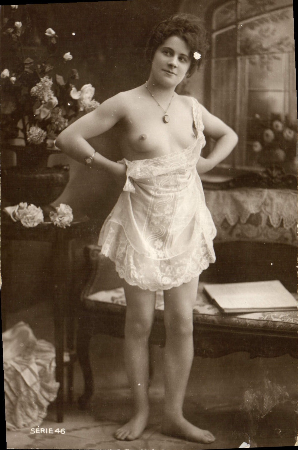 Femme nue partiellement vêtue — pose de studio — Série 46