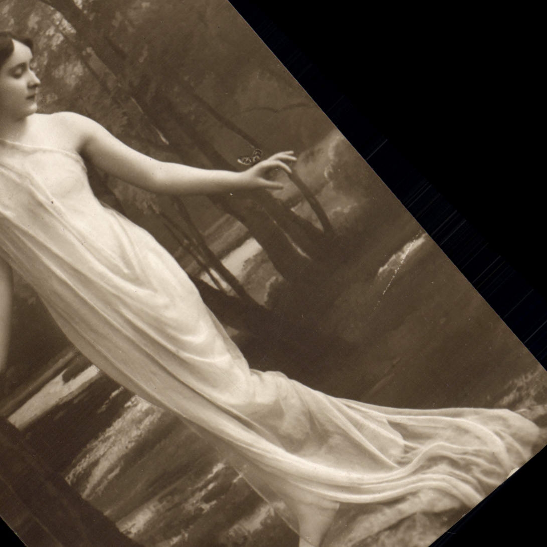 Femme en robe fluide dans un paysage — photographie — éditeur non visible