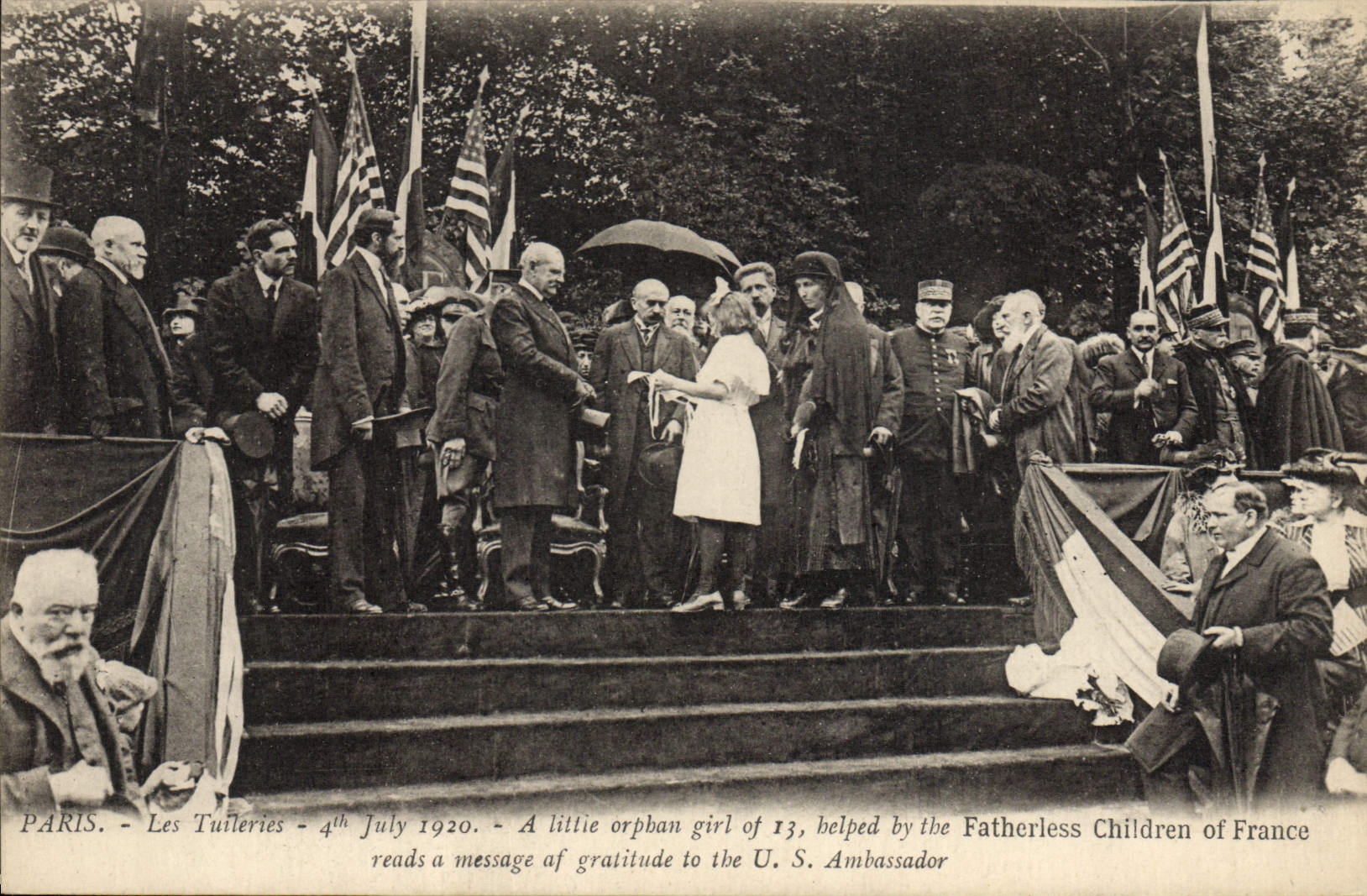 CPA Militaria Paris Les Tuileries A little orphan girl of 13 helped by the Fatherless children of France 
