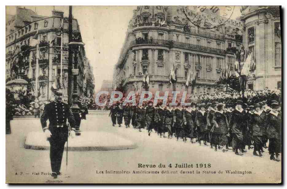 CPA Militaria Revue du 4 juillet 1918 Les infirmieres americaines defilent devant la statue de Washington 