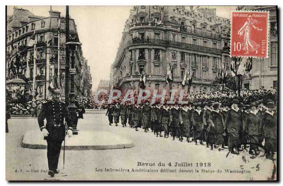 CPA Militaria Revue du 4 juillet 1918 Les infirmieres americaines defilent devant la statue de Washington 