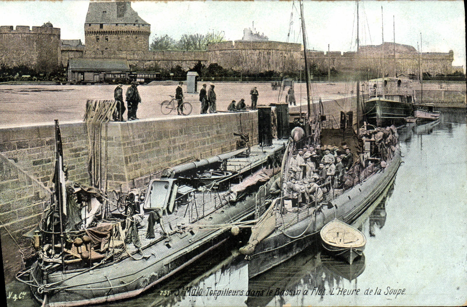 Saint-Malo - Torpilleurs dans le Bassin à Flot. L'Heure de la Soupe.