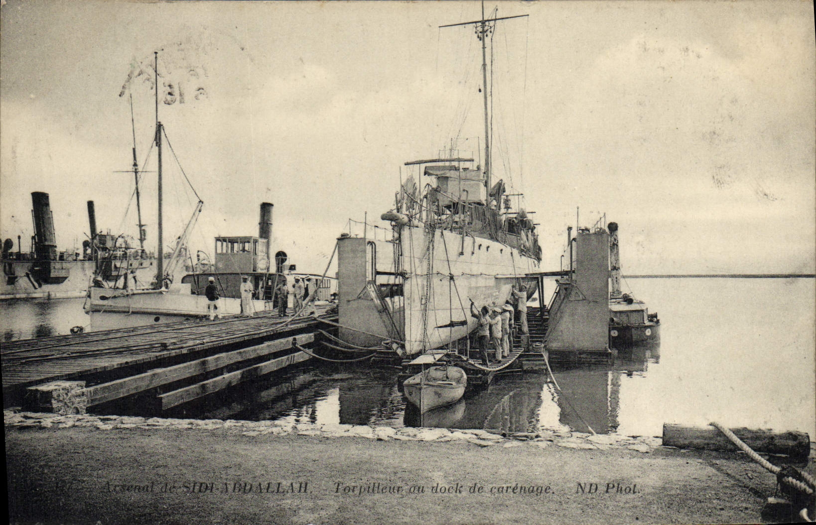 CPA Bateau Guerre Arsenal de Sidi Abdallah Torpilleur du dock de carenage 