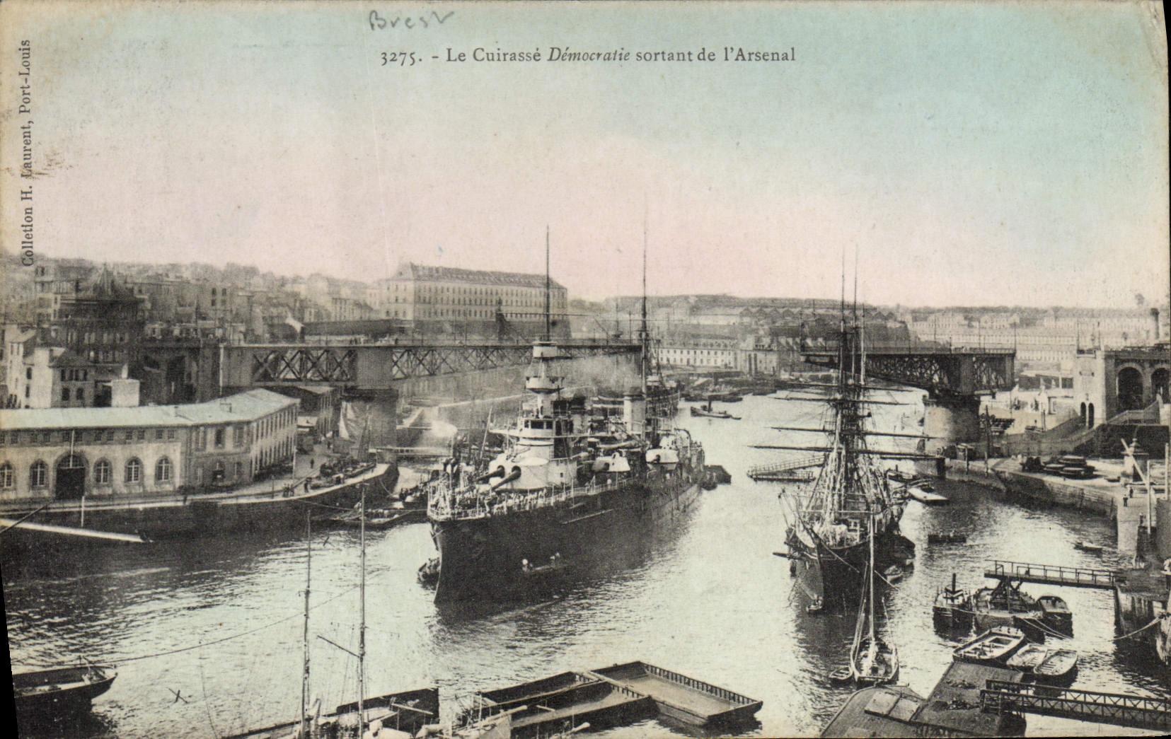 CPA Bateau Guerre Le cuirasse Democratic sortant de l'arsenal