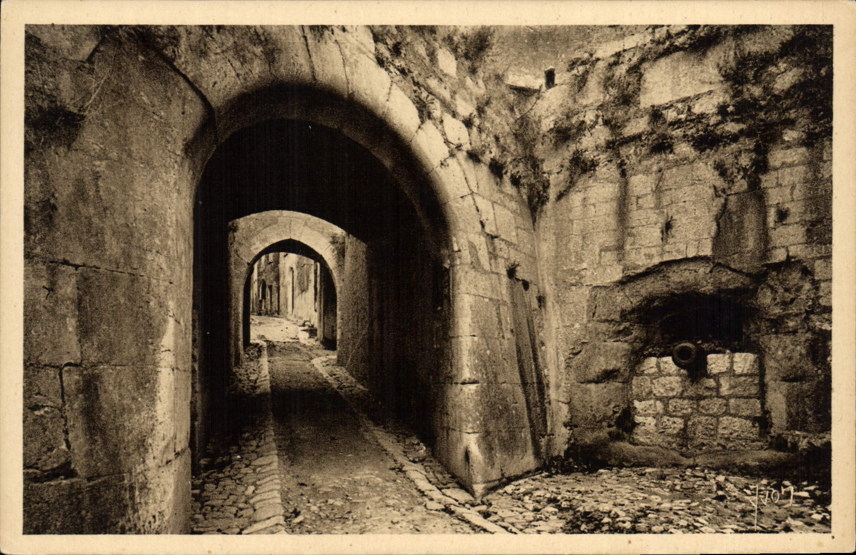 CPA St Paul L'Entree du Village Par les Vieilles fortifications et le canon qui le defendait