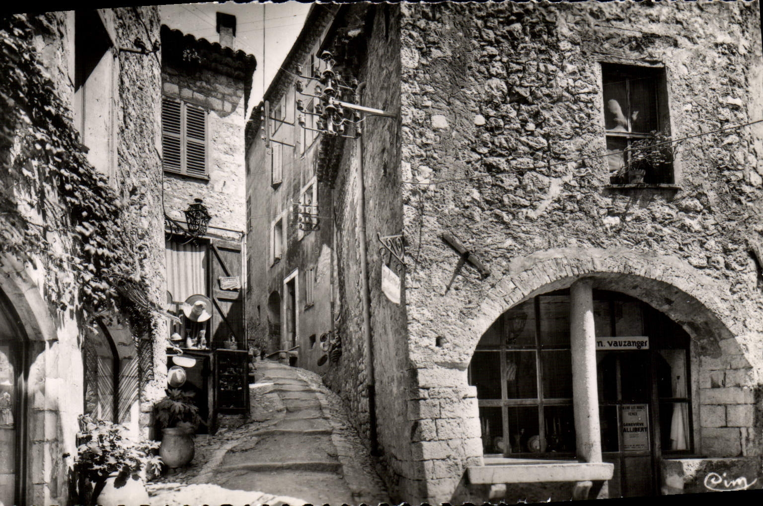 CPM Saint Paul de Vence Montee de l'eglise 