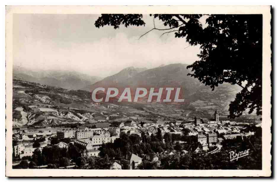 CPM Embrun Vue generale Dans le fond Chaine des Orres et pic de Pouzenc