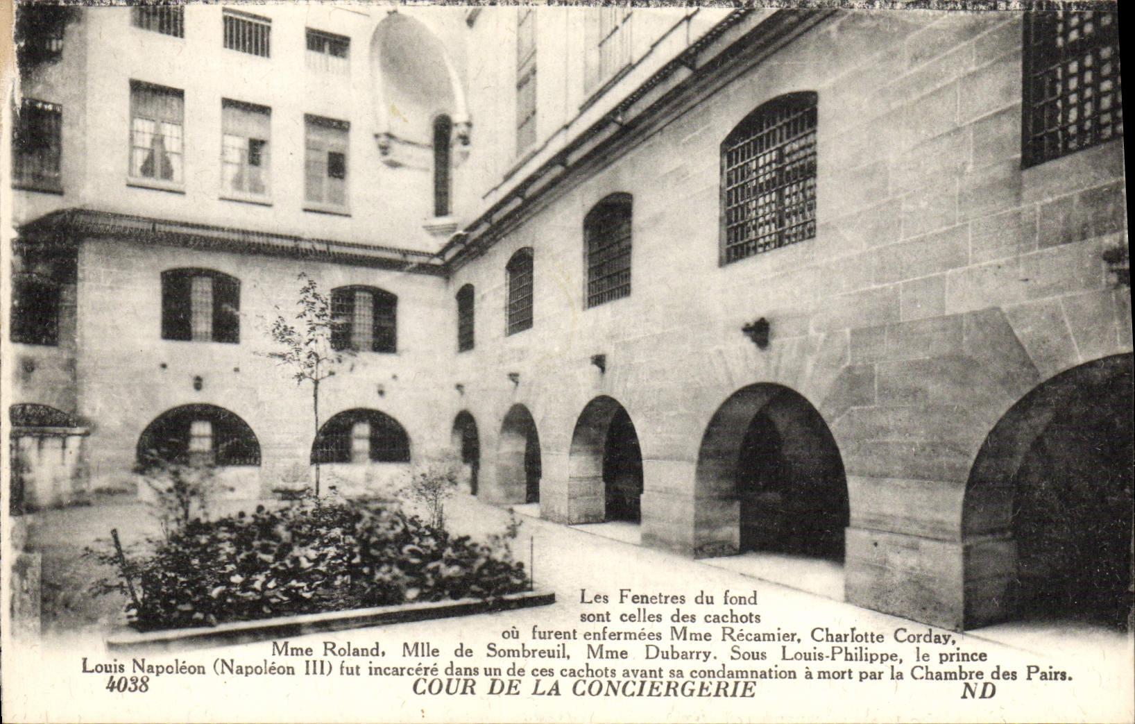 Cour de la Conciergerie — Les fenêtres du fond où furent enfermées Mme Roland, Mme Dubarry, Charlotte Corday, Louis-Napoléon (Napoléon III) et le prince Louis-Philippe