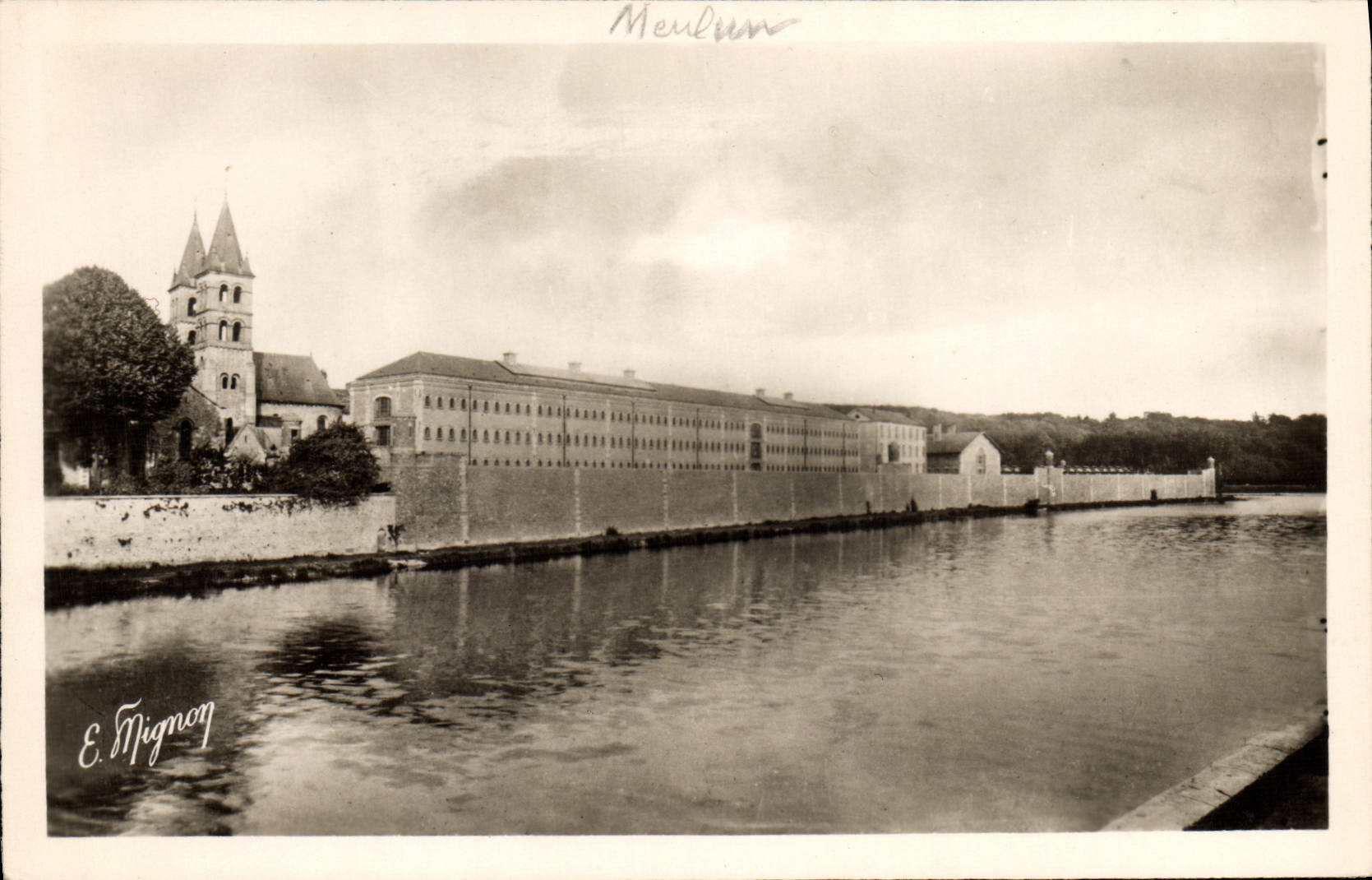 Melun — Notre-Dame et la Prison Centrale — E. Mignon