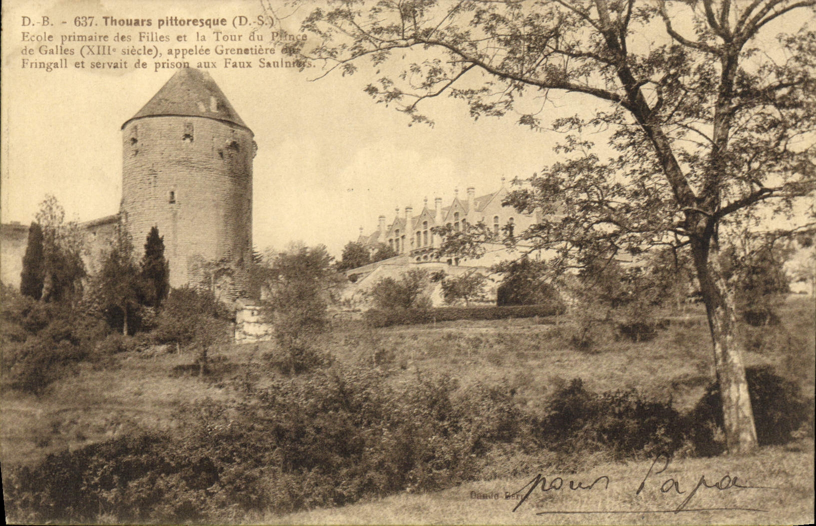 Thouars pittoresque (D.S.) — École primaire des Filles du XIIIe siècle et la Tour du Prince (appelée Grenetiére) — D. B. - 637 — Éditeur : Baudou-Bertrand