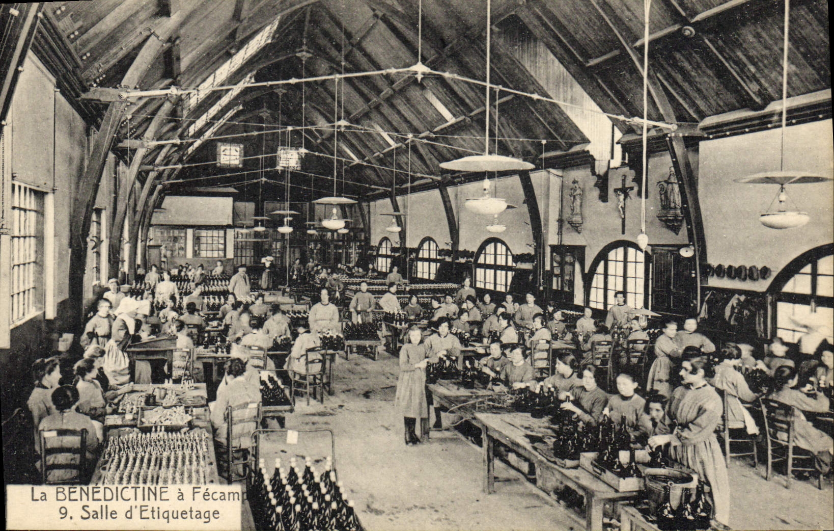CPA Alcool La Benedictine a Fecamp Salle d'etiquetage