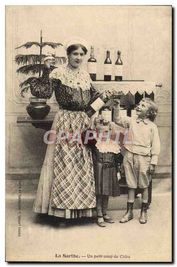 CPA Alcool La Sarthe Un petit coup de cidre Femme Enfants Folklore