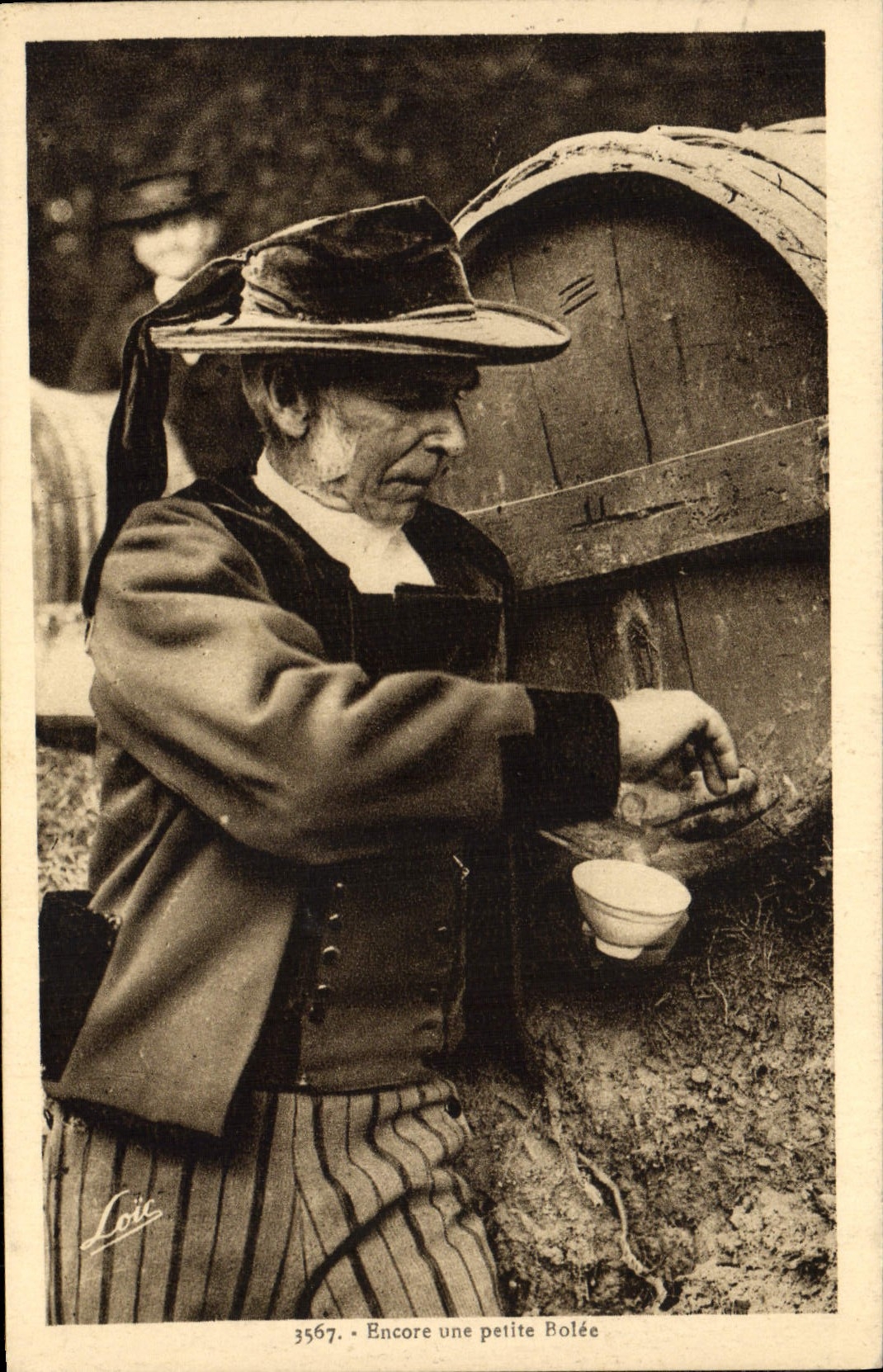 CPA Alcool Homme Encore une petite bolle Folklore 
