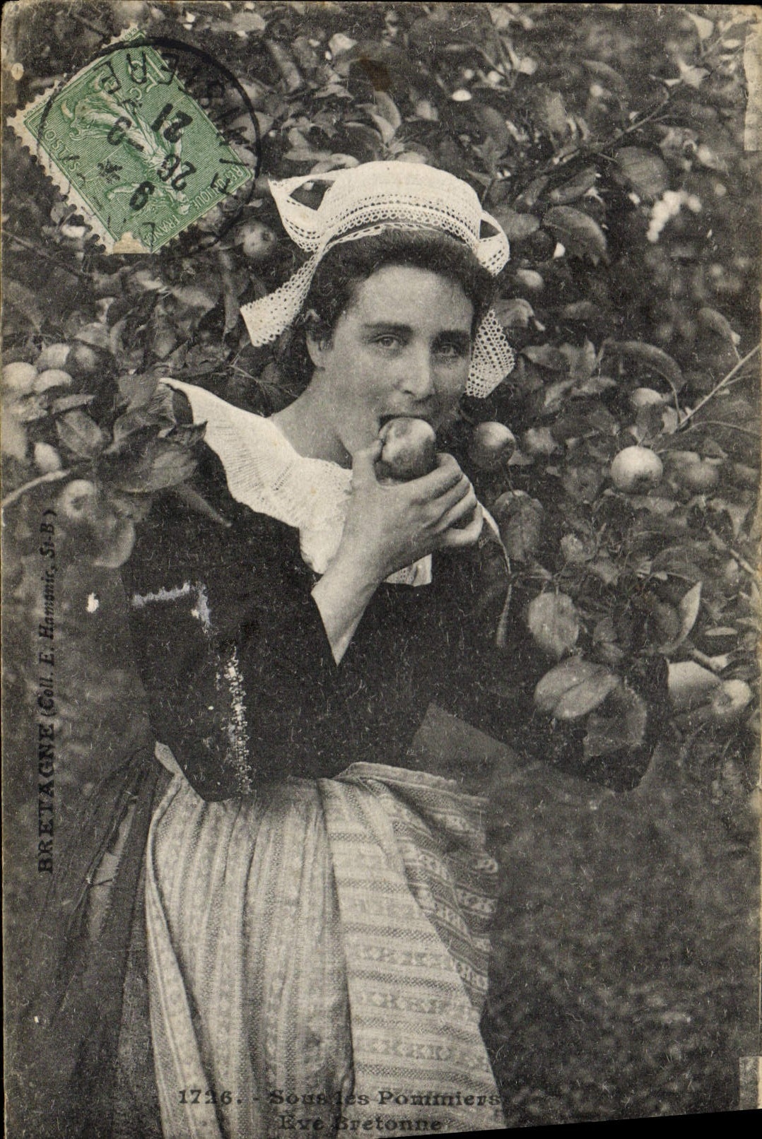 CPA Sous les pommiers Eve bretonne Folklore