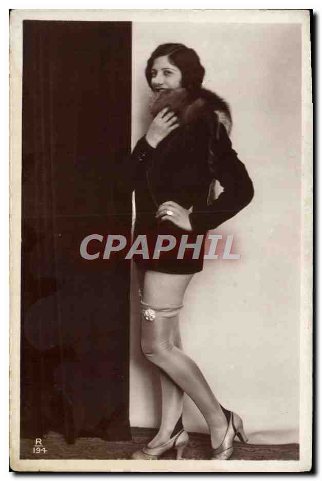 Mujer elegante con abrigo de piel — posesión en estudio — serie R 194