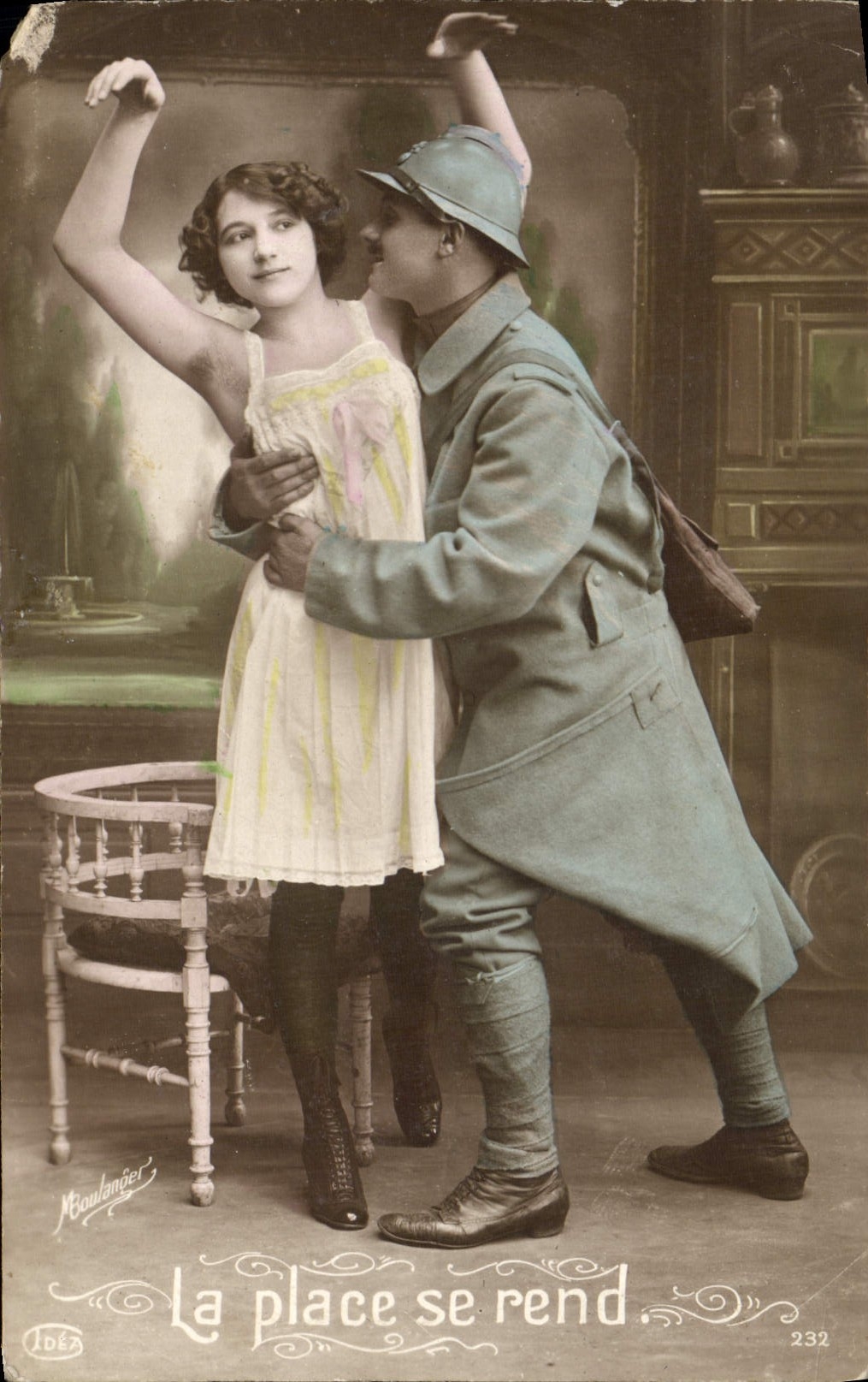 CPA Nu erotique Femme Soldat Erotique