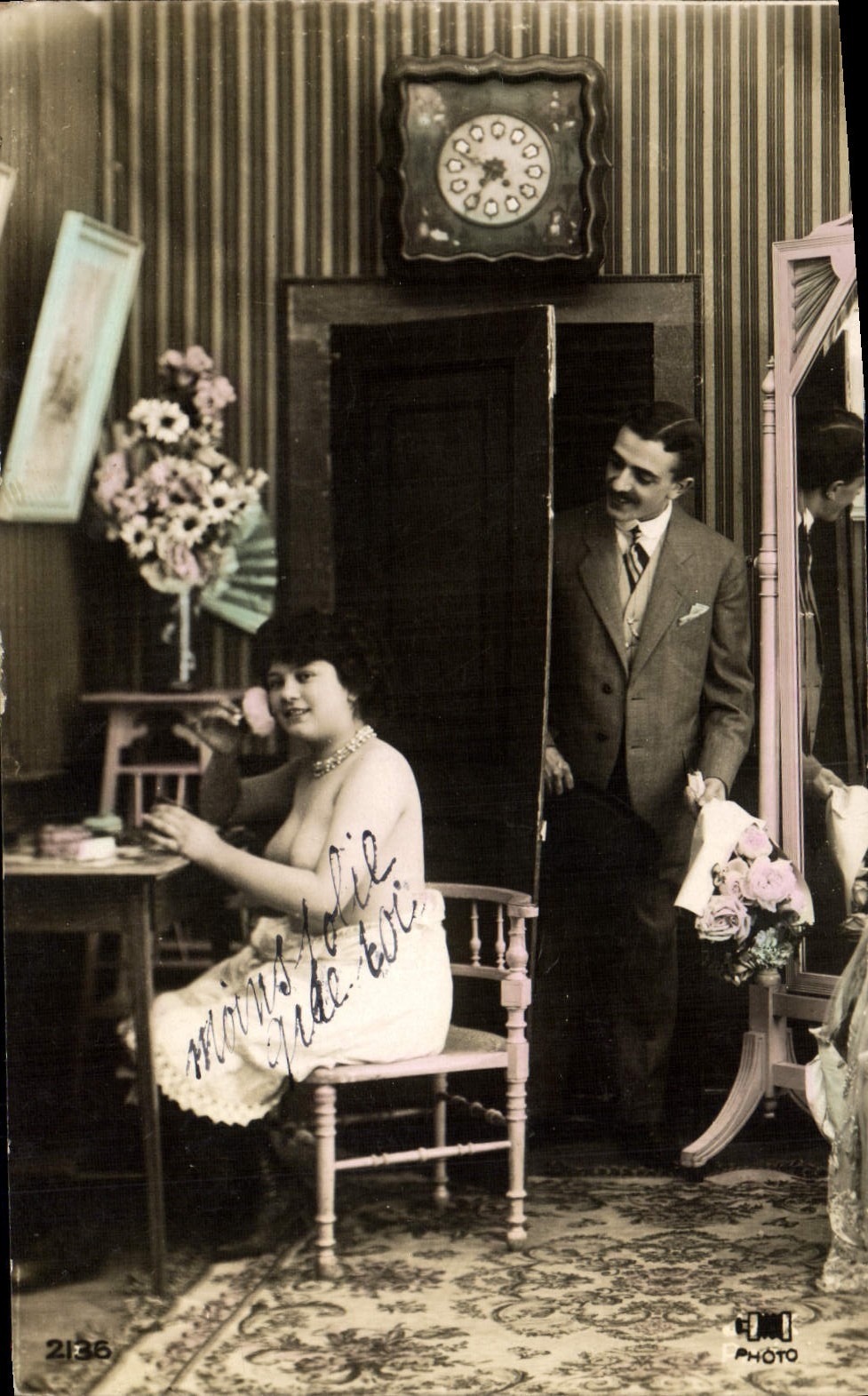 Mujer en traje de baño y hombre en traje — escena interior — Foto 2136, editor 'PHOTO'