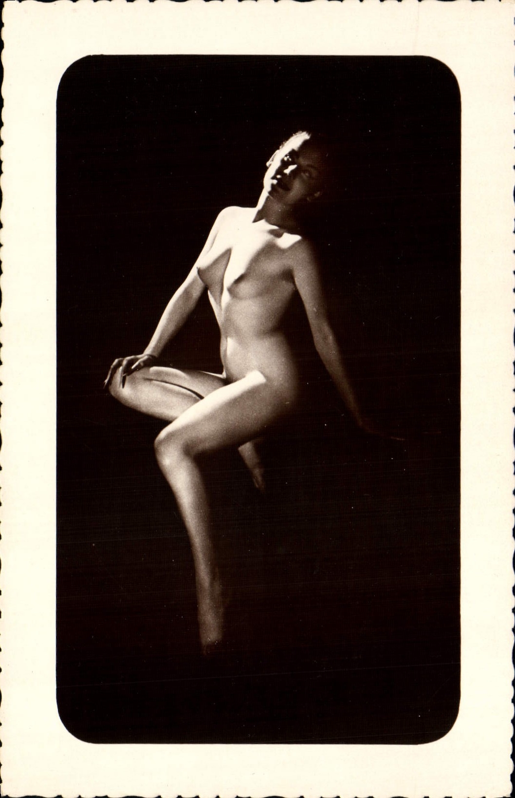 Nudo femenino — postura sentada — Ediciones G. P. París, n° 548 5
