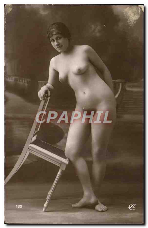 Donna nuda posando con una sedia — fotografia di studio — serie 185, editore C. R. (logo visibile)