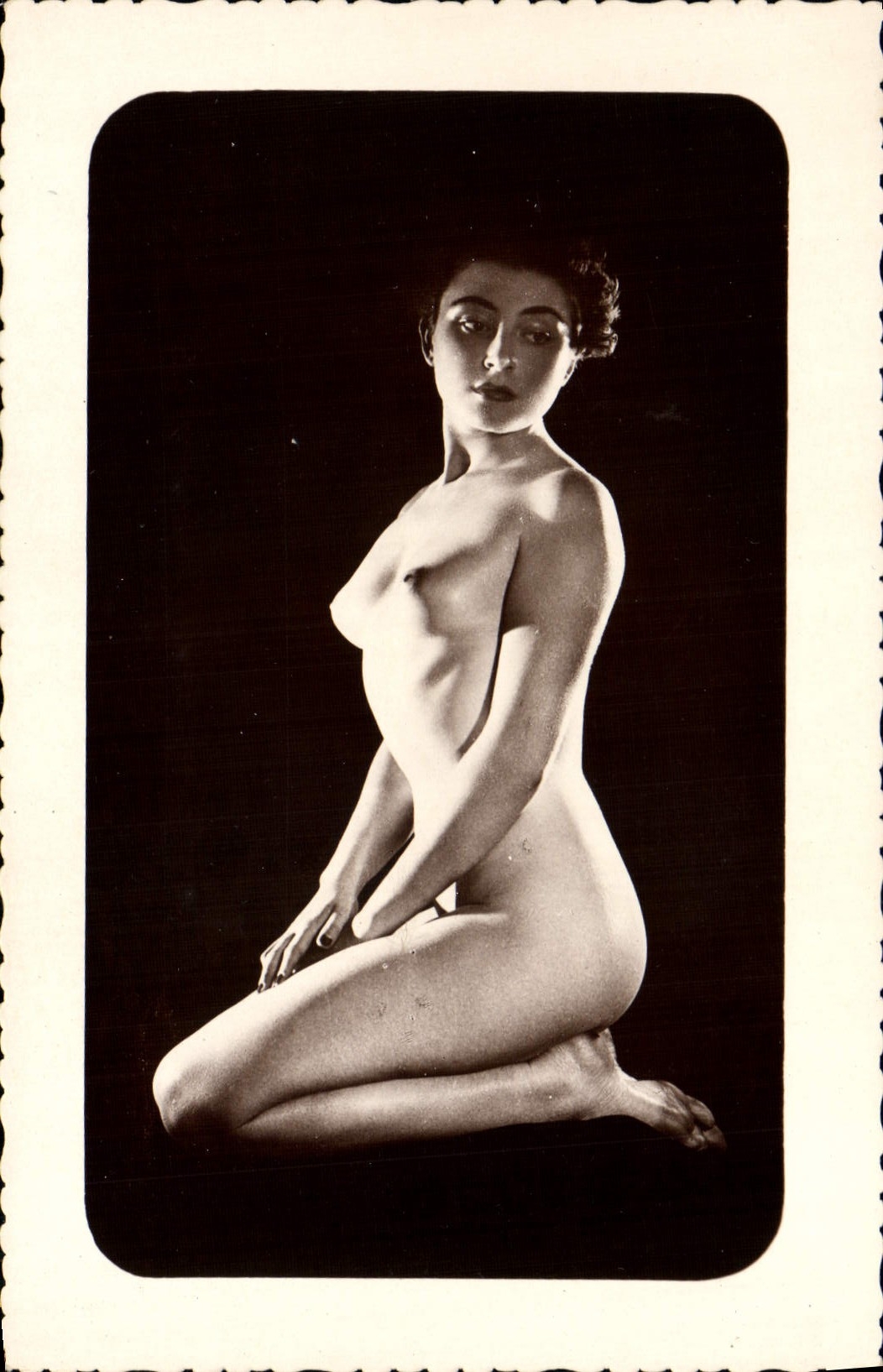 Nuda seduta — fotografia artistica — Éditions de Luxe G.P. Paris, n° 543 1 - Académies